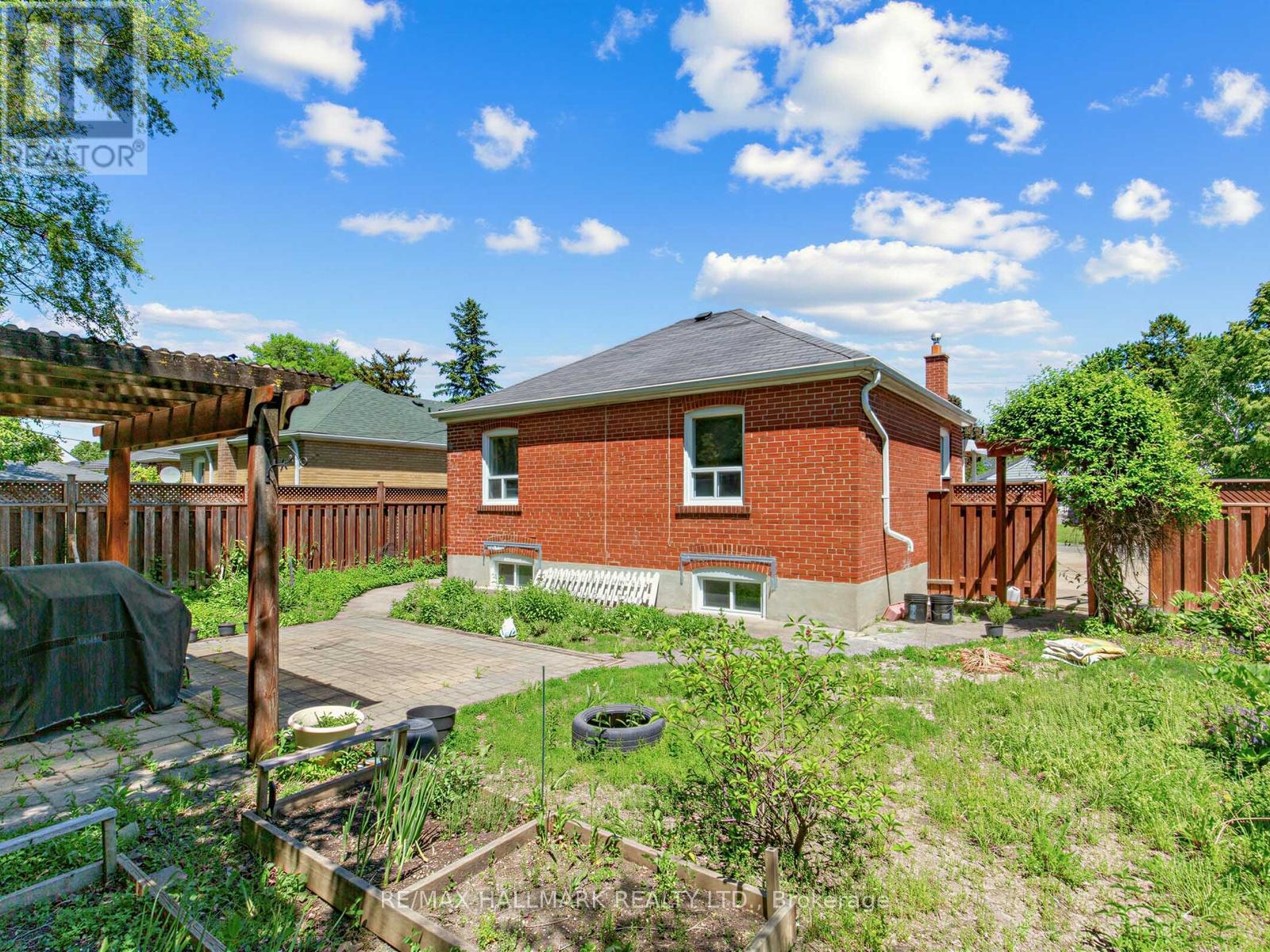 34 GREYLAWN CRESCENT - 30