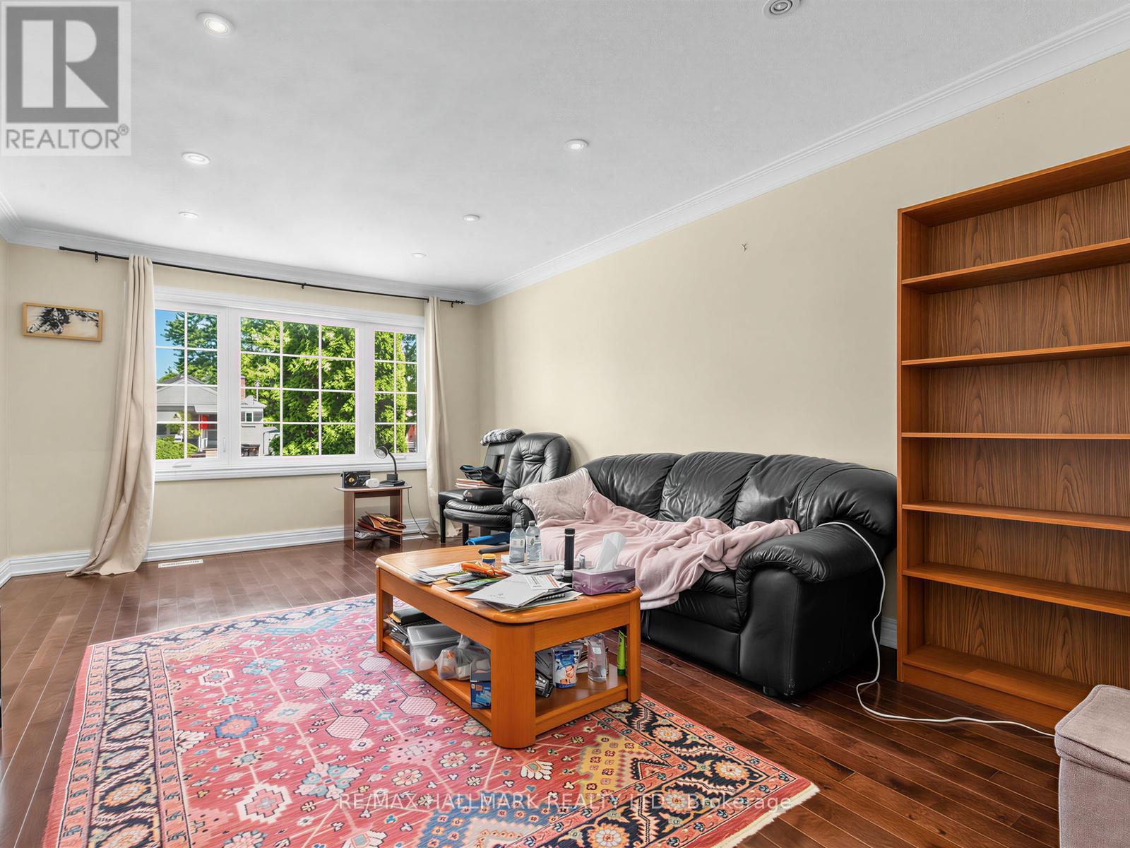 34 GREYLAWN CRESCENT - 2