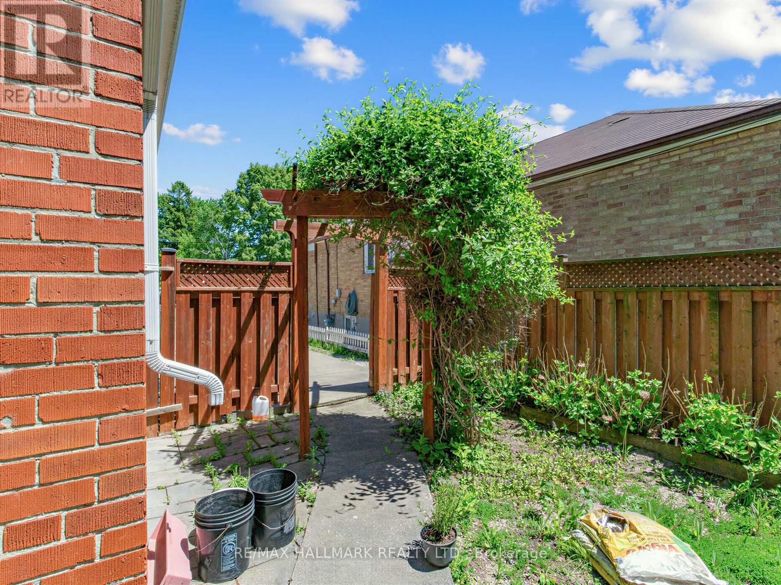 34 GREYLAWN CRESCENT - 34
