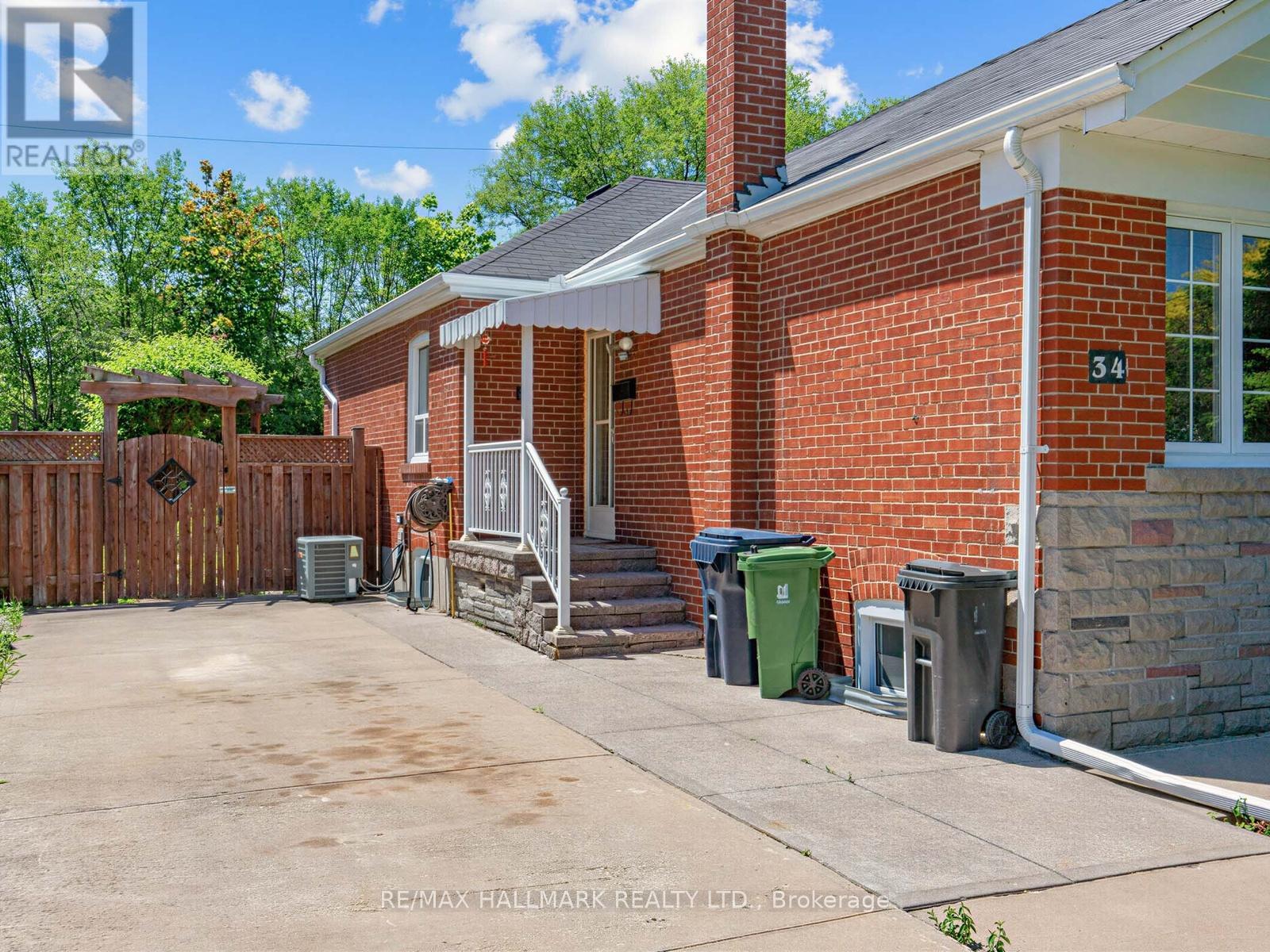 34 GREYLAWN CRESCENT - 28