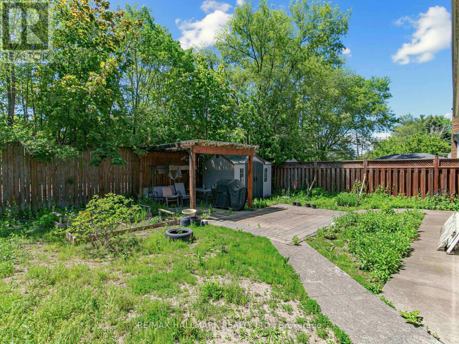 34 GREYLAWN CRESCENT - 31
