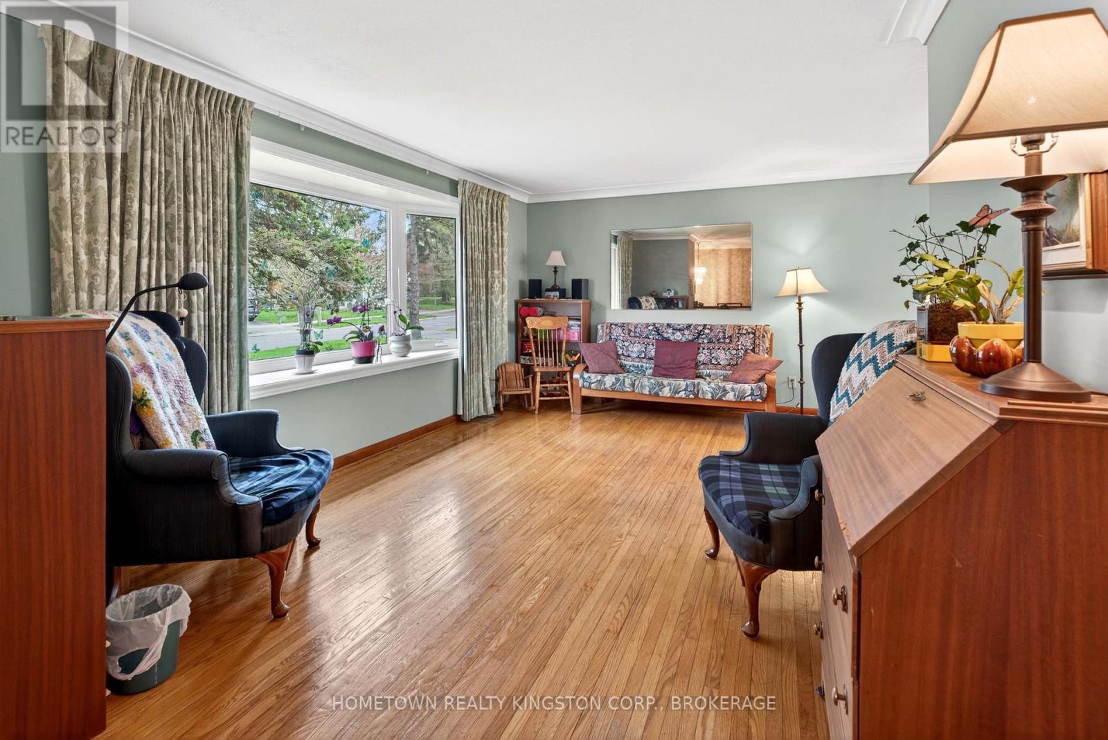 114 CAMPBELL CRESCENT - 4