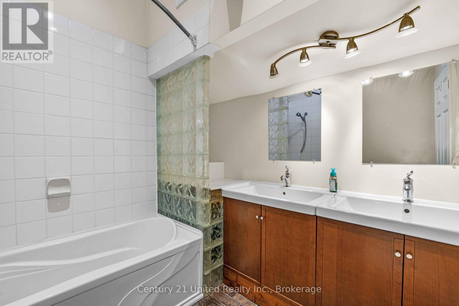 825 SOUTHVIEW DRIVE - 22