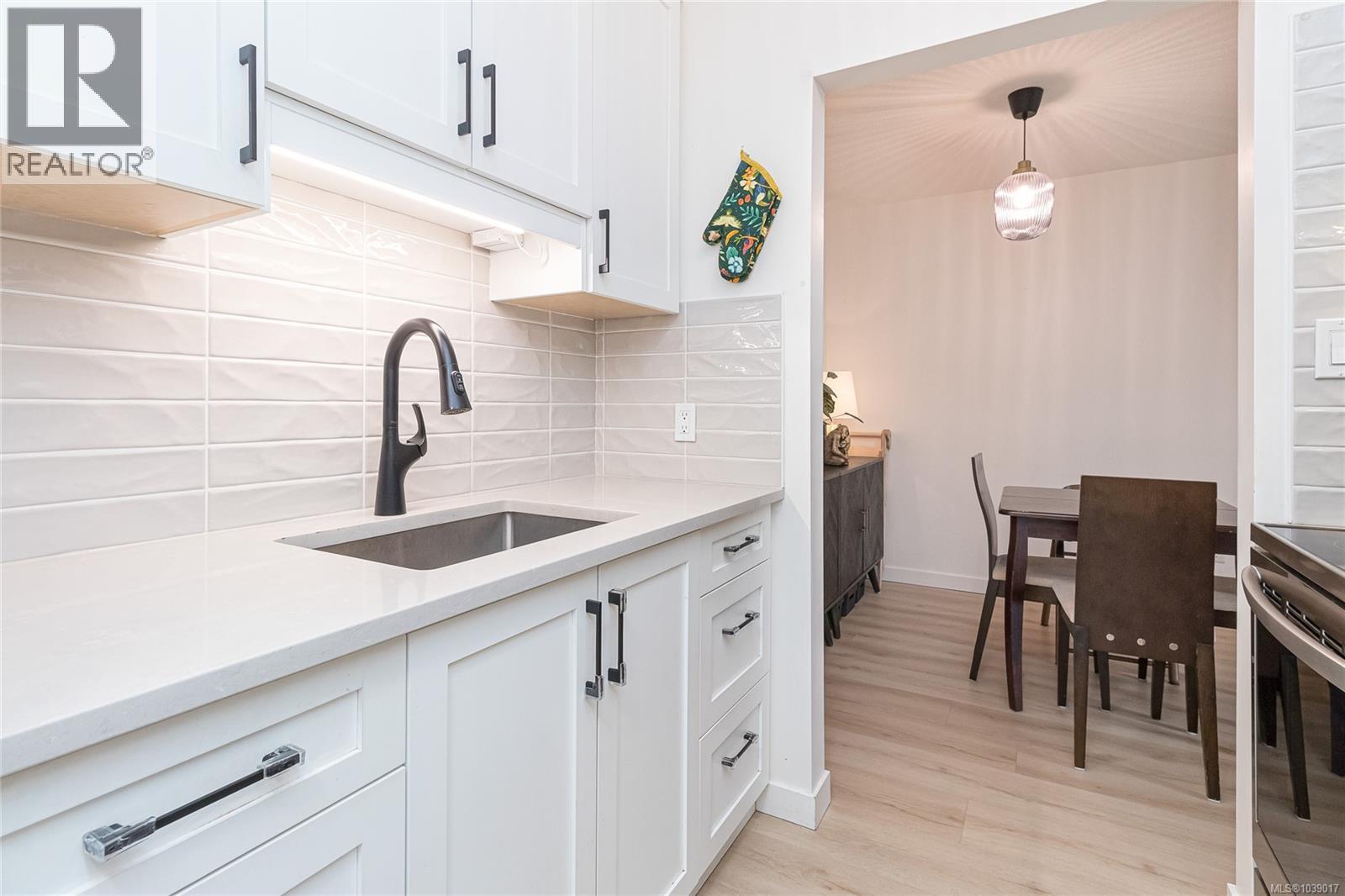 205 3160 Irma St, Victoria