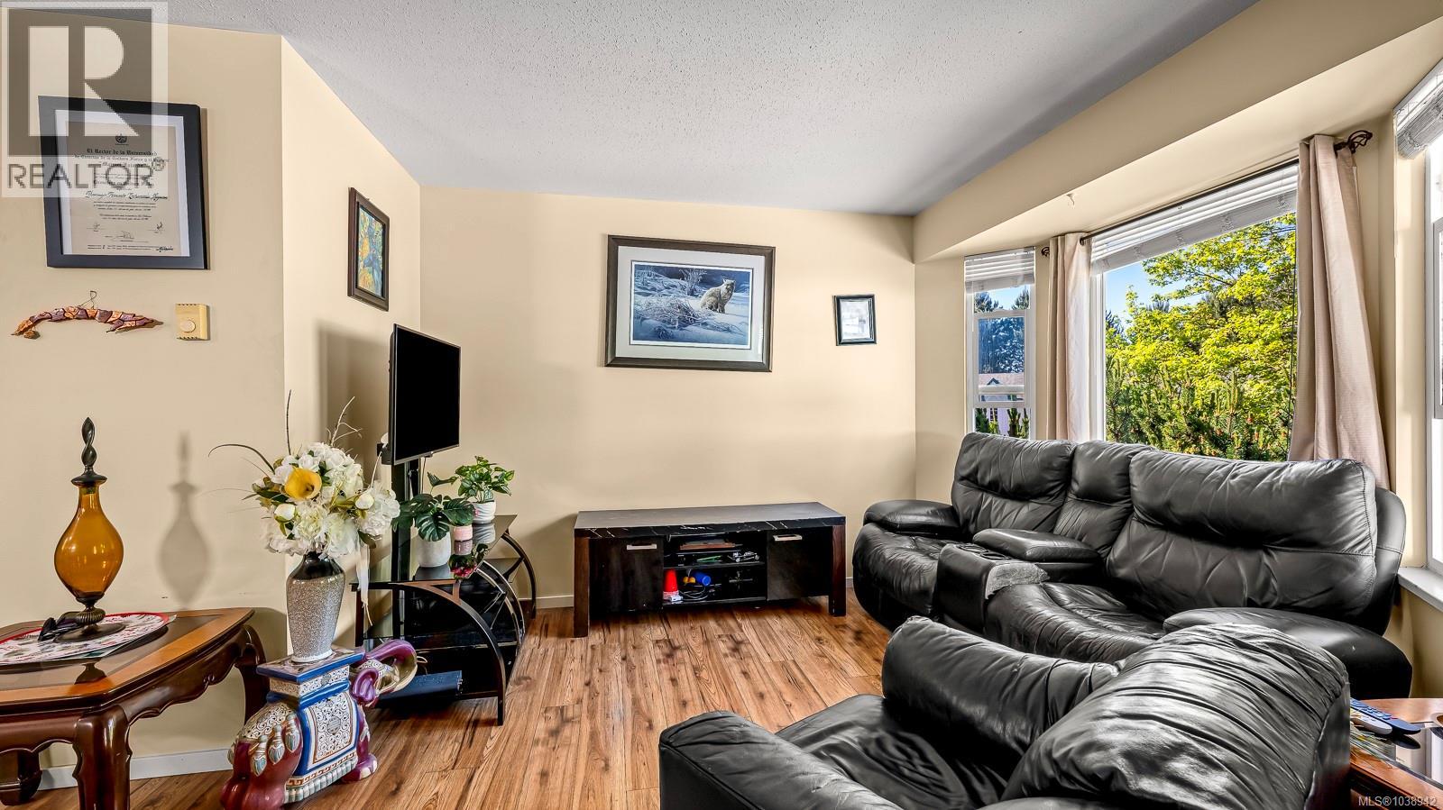 #18 1535 Dingwall Rd - 16