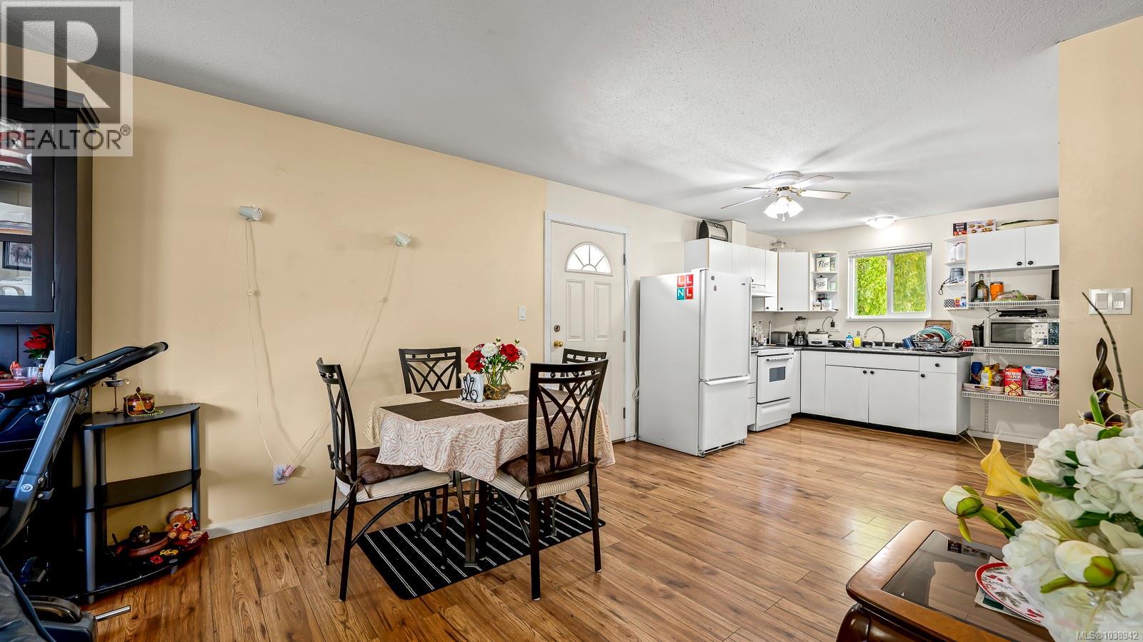 #18 1535 Dingwall Rd - 17