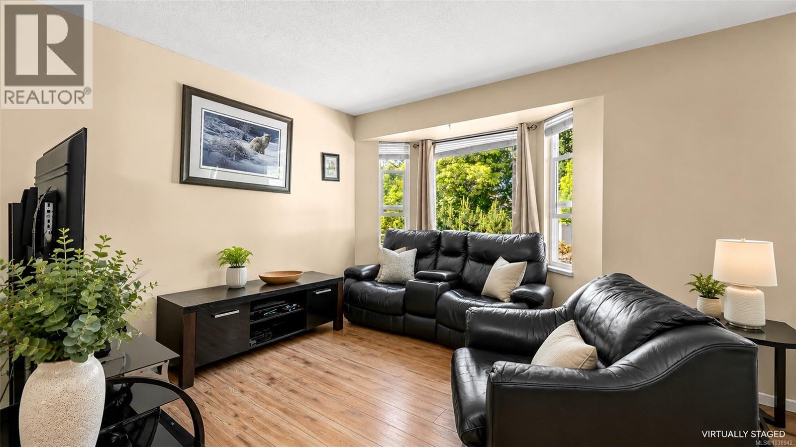 #18 1535 Dingwall Rd - 4