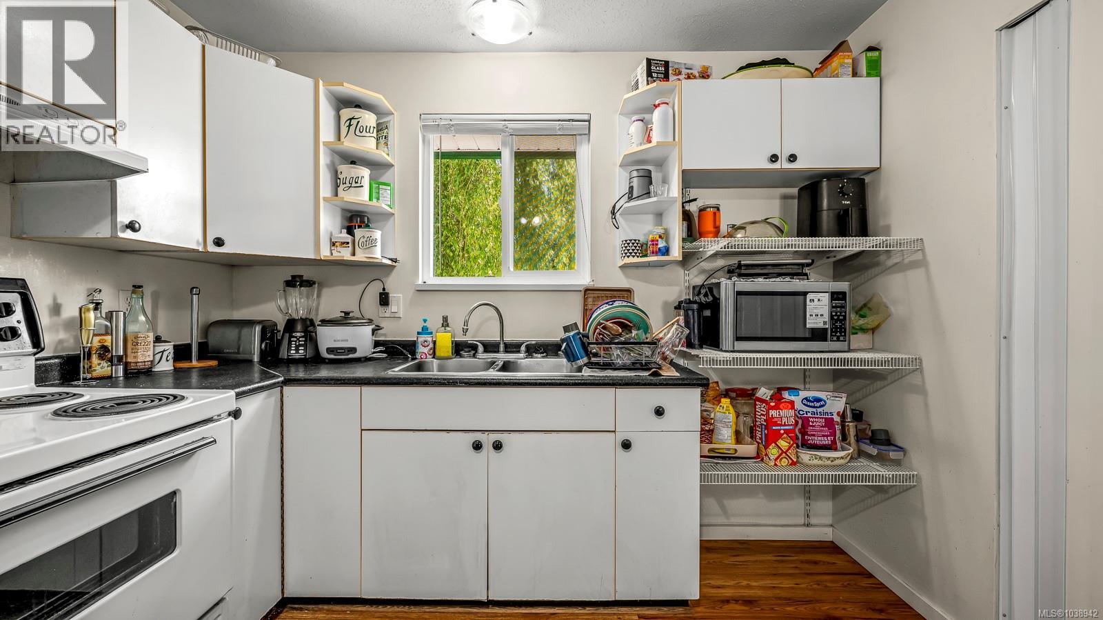 #18 1535 Dingwall Rd - 10
