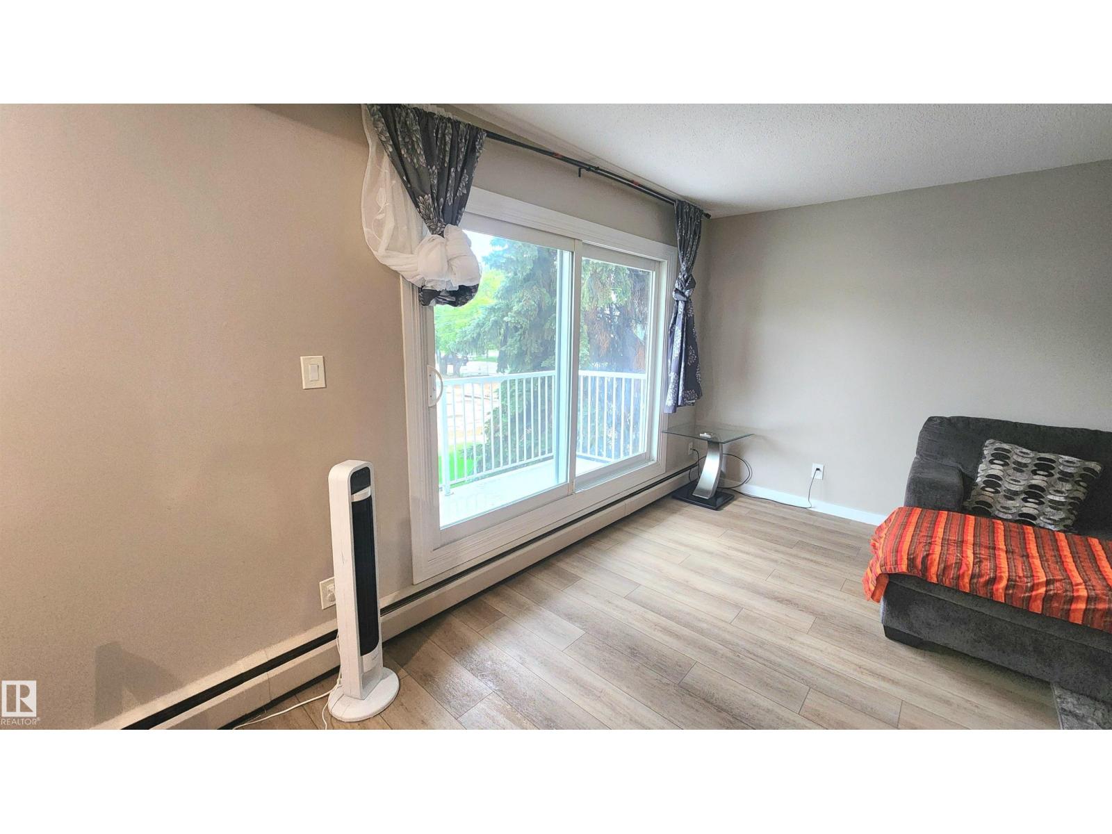 #212 10835 114 ST NW - 4
