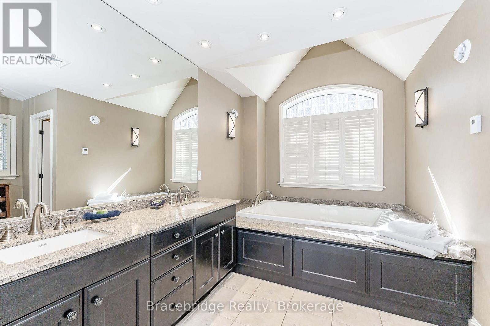 SANDFIELD 3 W3 - 3876 MUSKOKA RD 118 HIGHWAY W - 25