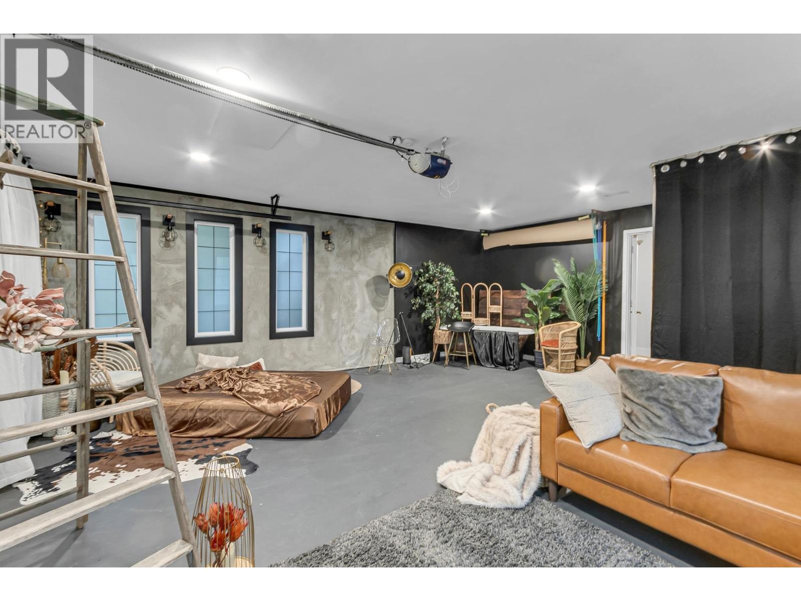 2680 RIDGEVIEW DRIVE - 24