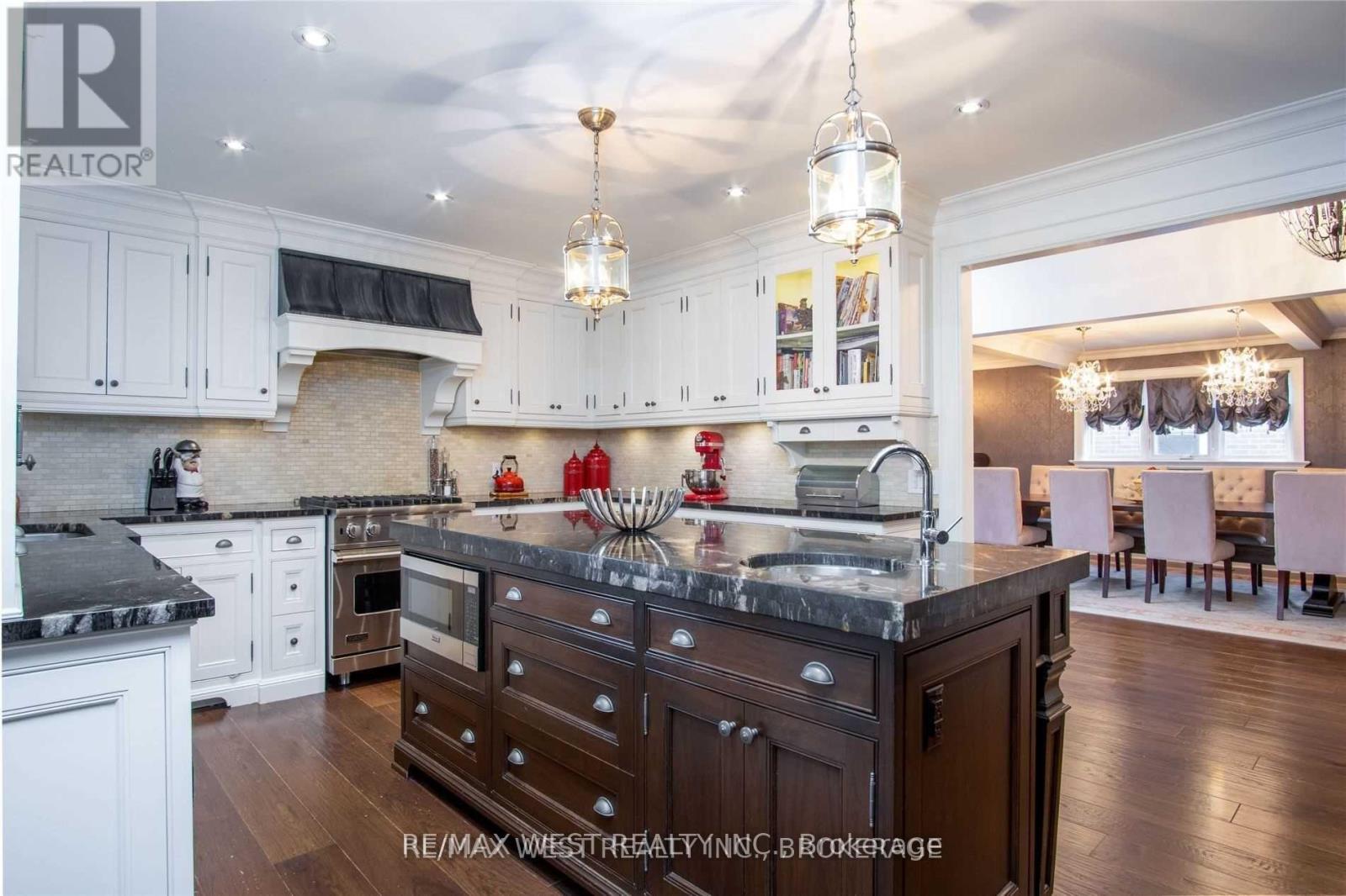 gourmet kitchen