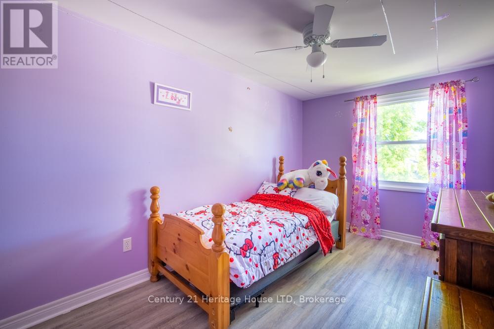 20 BALDWIN CIRCLE - 16