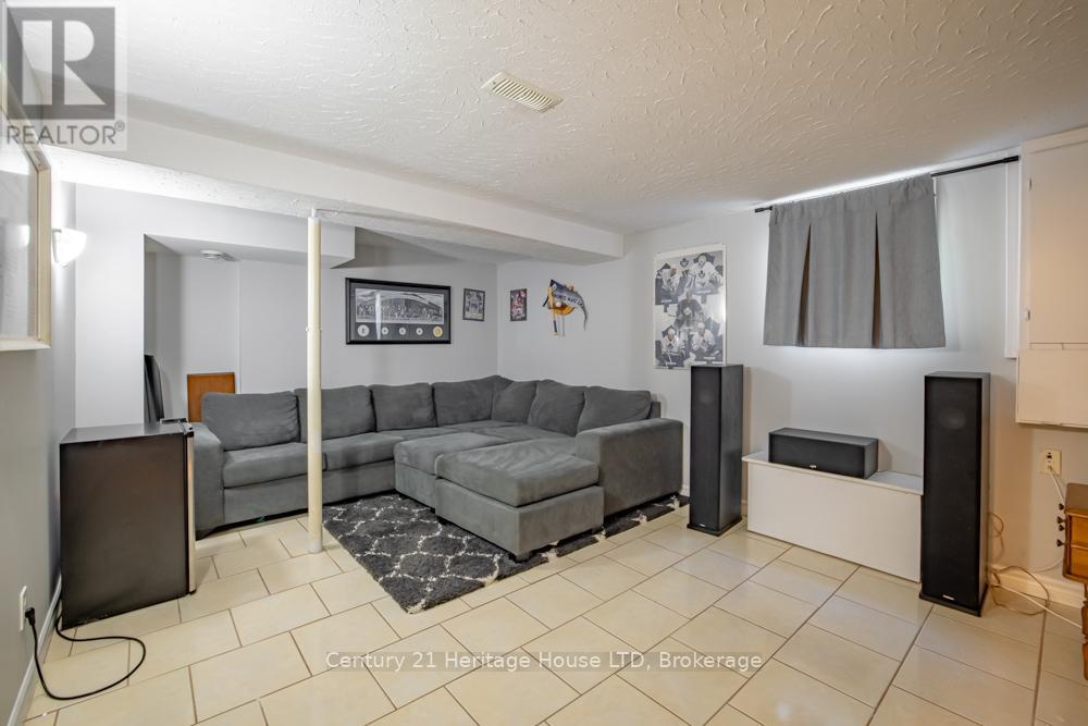 20 BALDWIN CIRCLE - 19