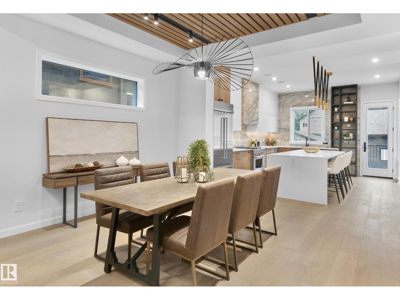 8318 120 ST NW - 5