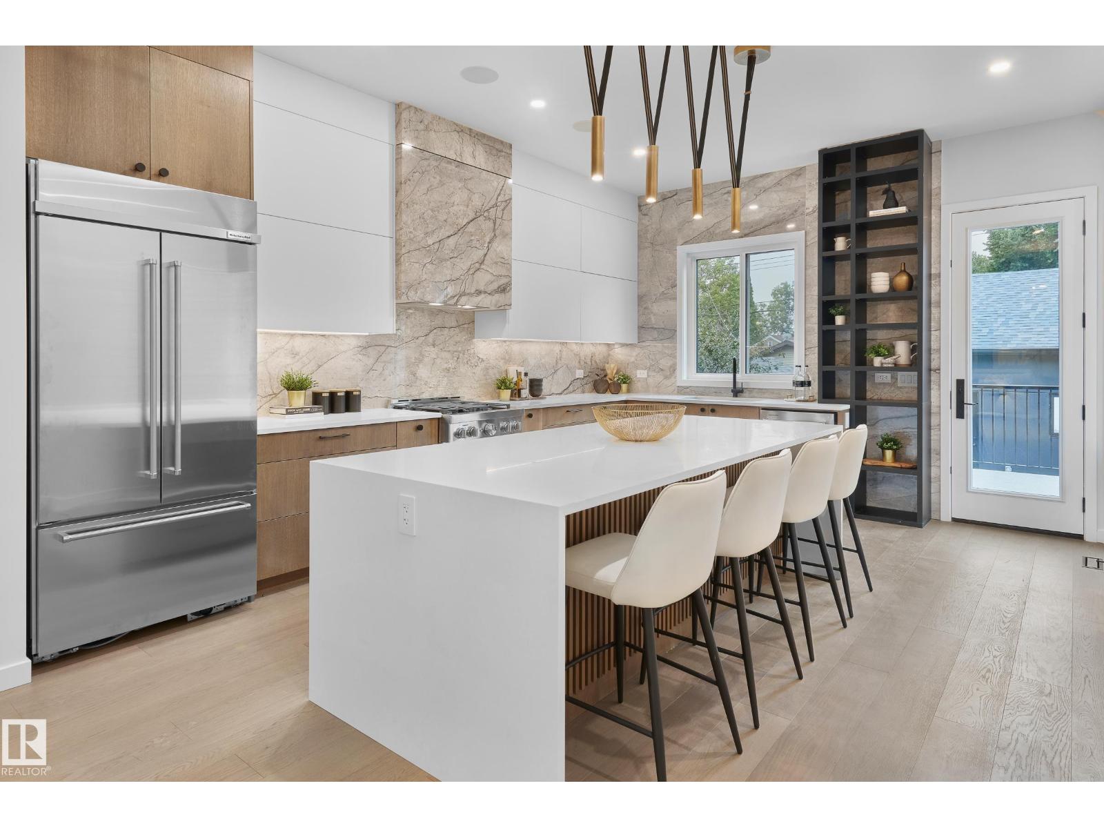 8318 120 ST NW - 6