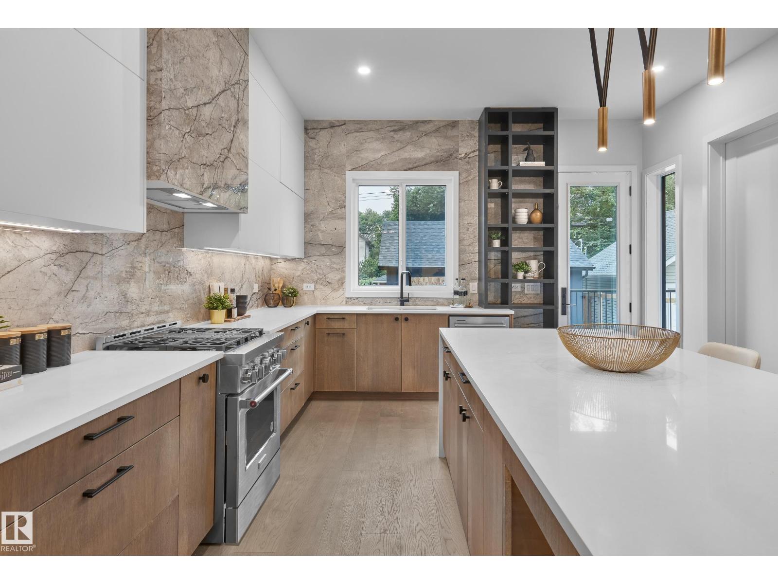 8318 120 ST NW - 7