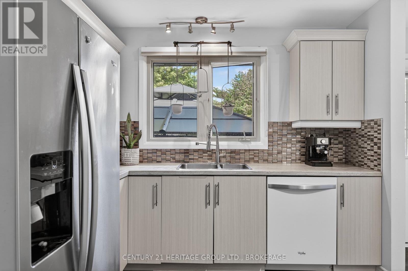 825 ALLUM AVENUE - 19