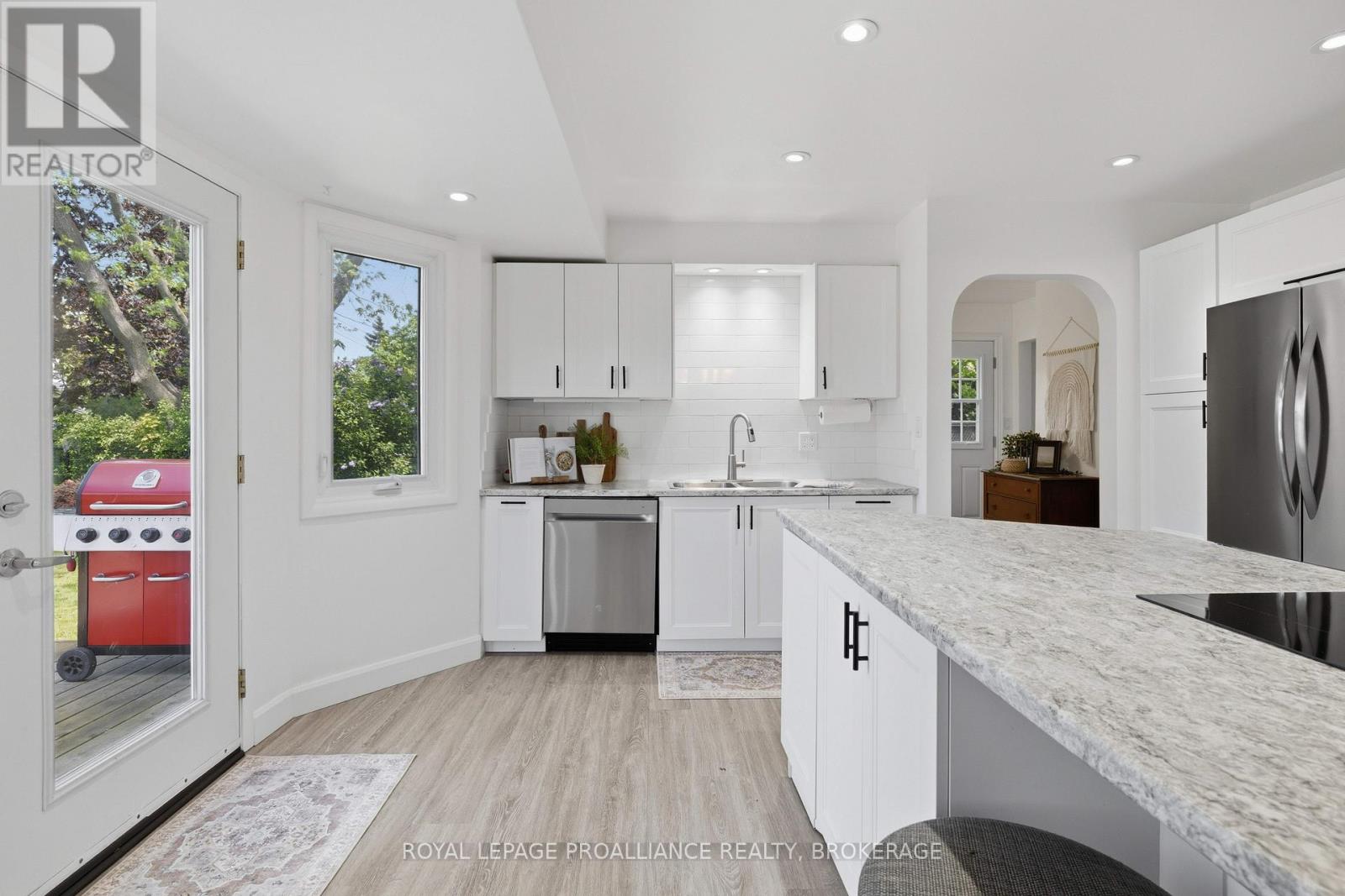 102 HERCHMER CRESCENT - 19