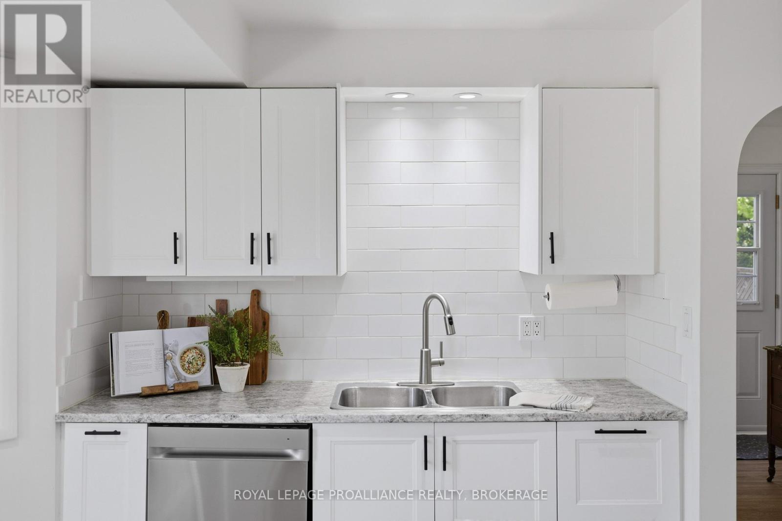 102 HERCHMER CRESCENT - 20