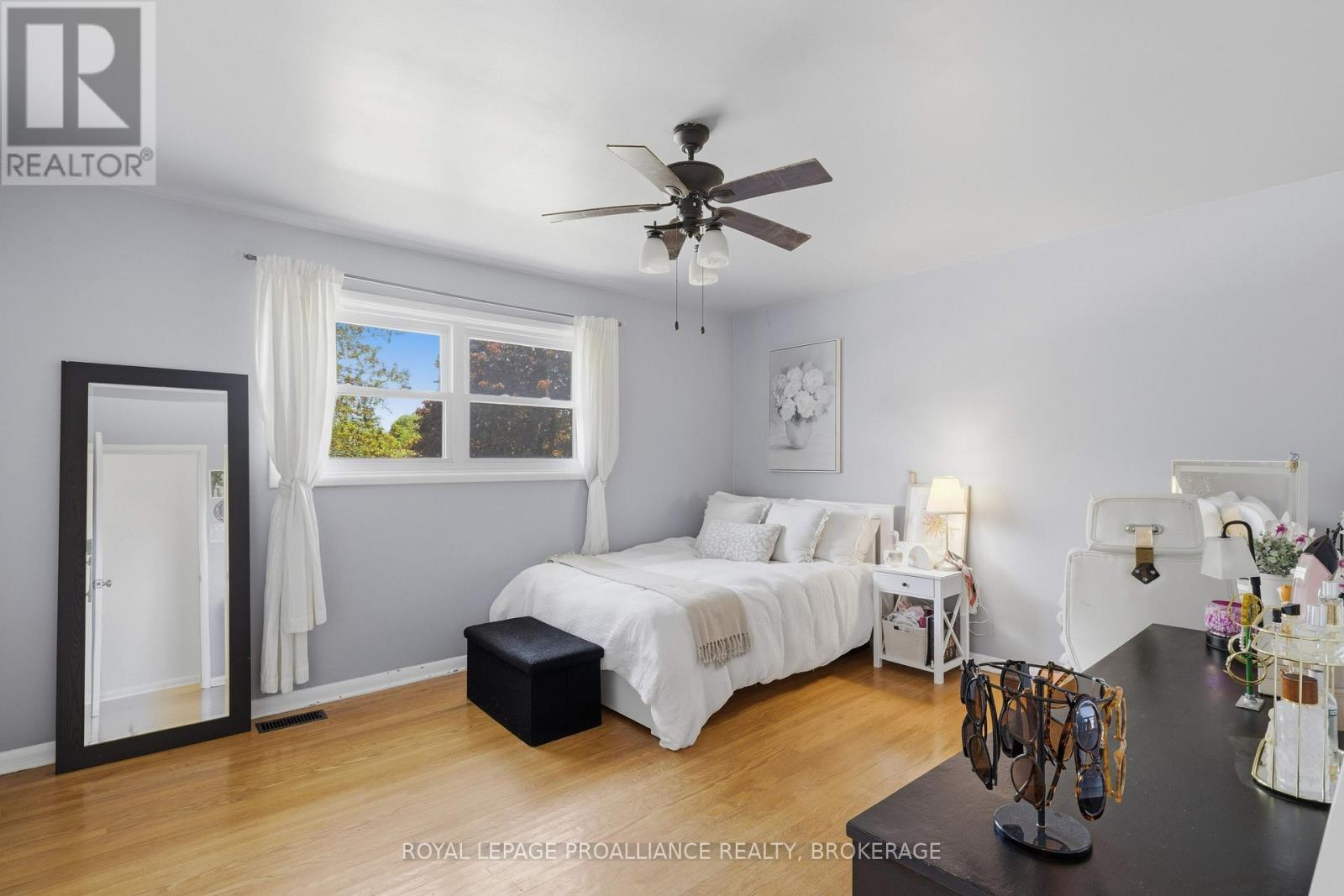 102 HERCHMER CRESCENT - 32