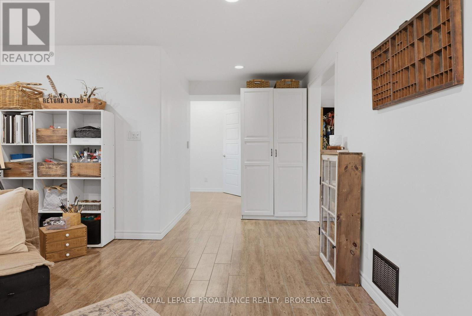 102 HERCHMER CRESCENT - 42