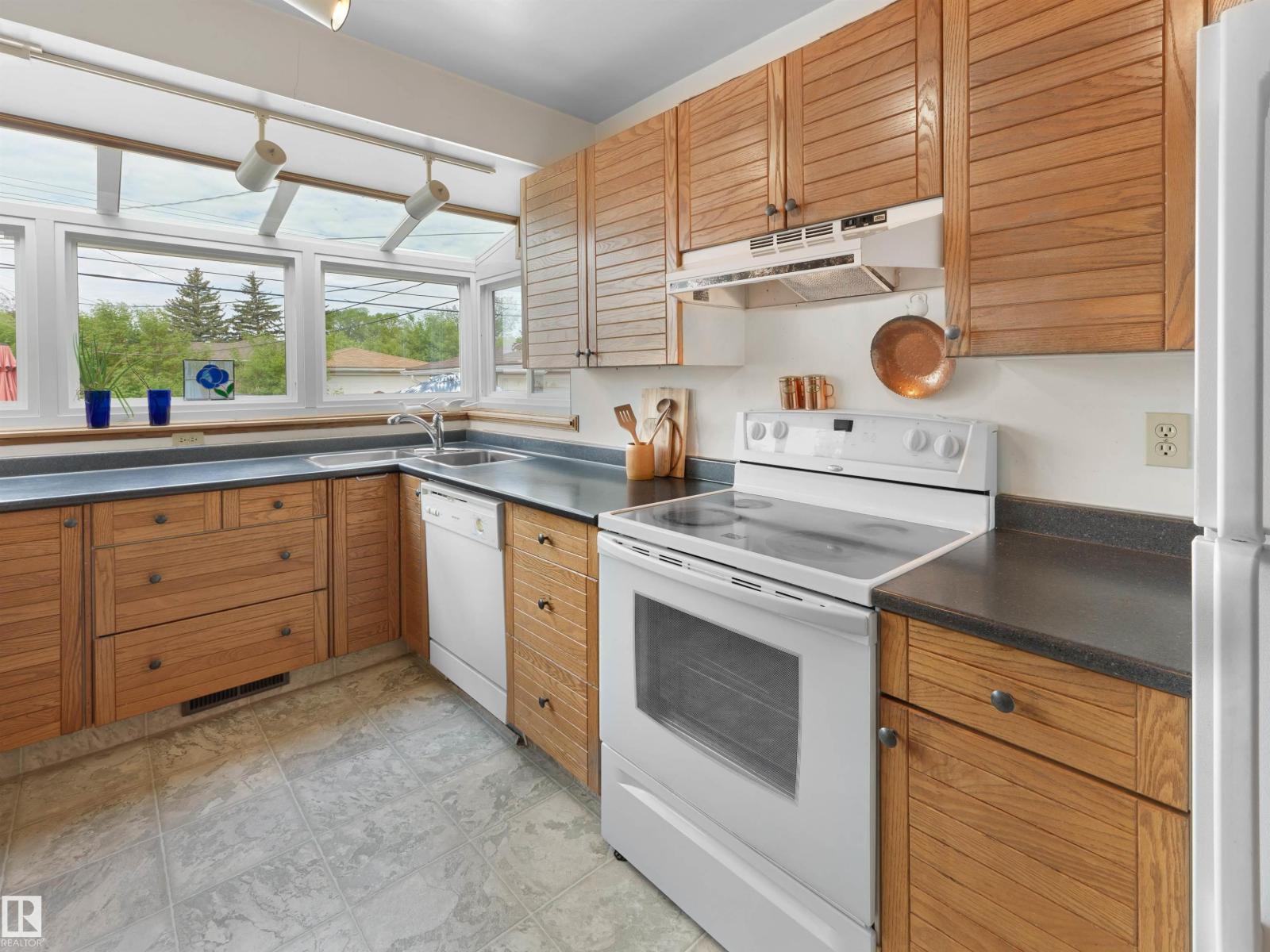 5832 114A ST NW - 8