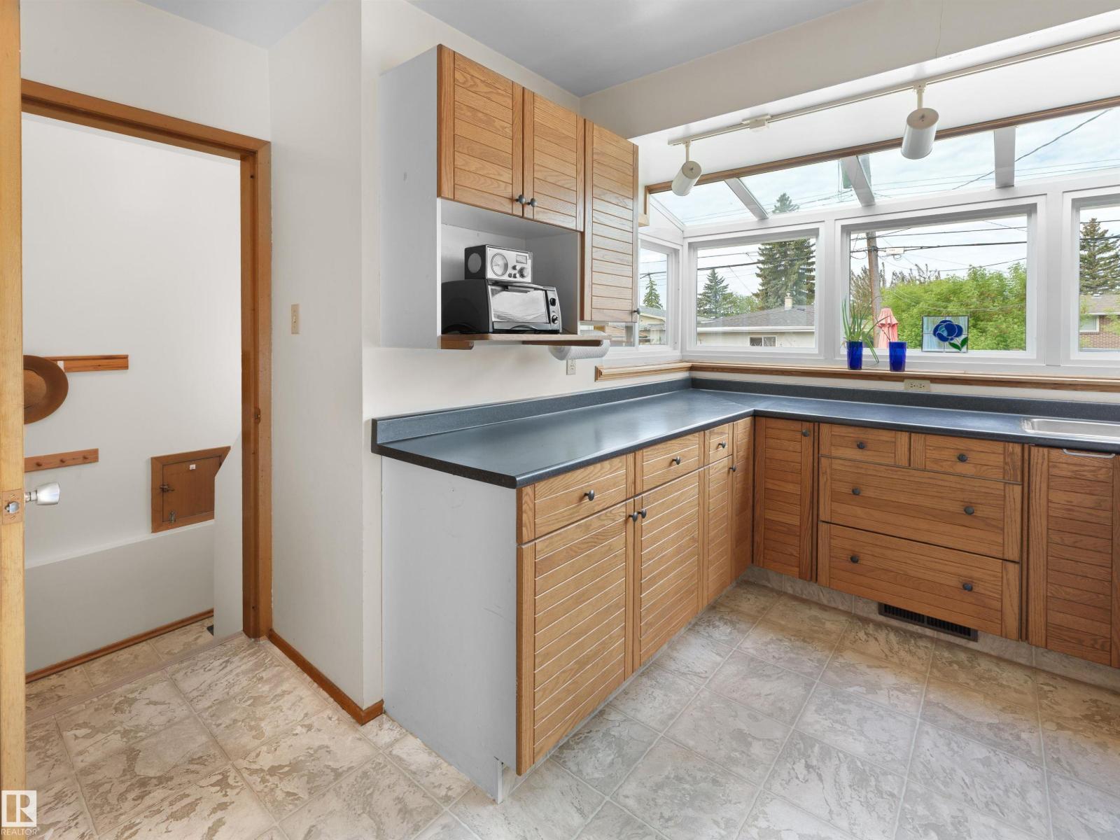 5832 114A ST NW - 9