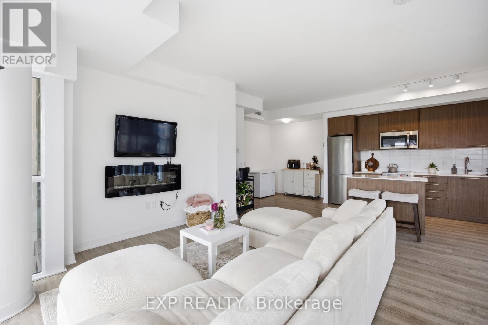 #404 25 NEIGHBOURHOOD LANE - 34
