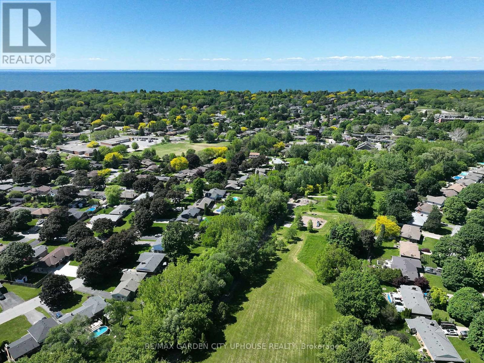 46 STRATHCONA DRIVE - 28