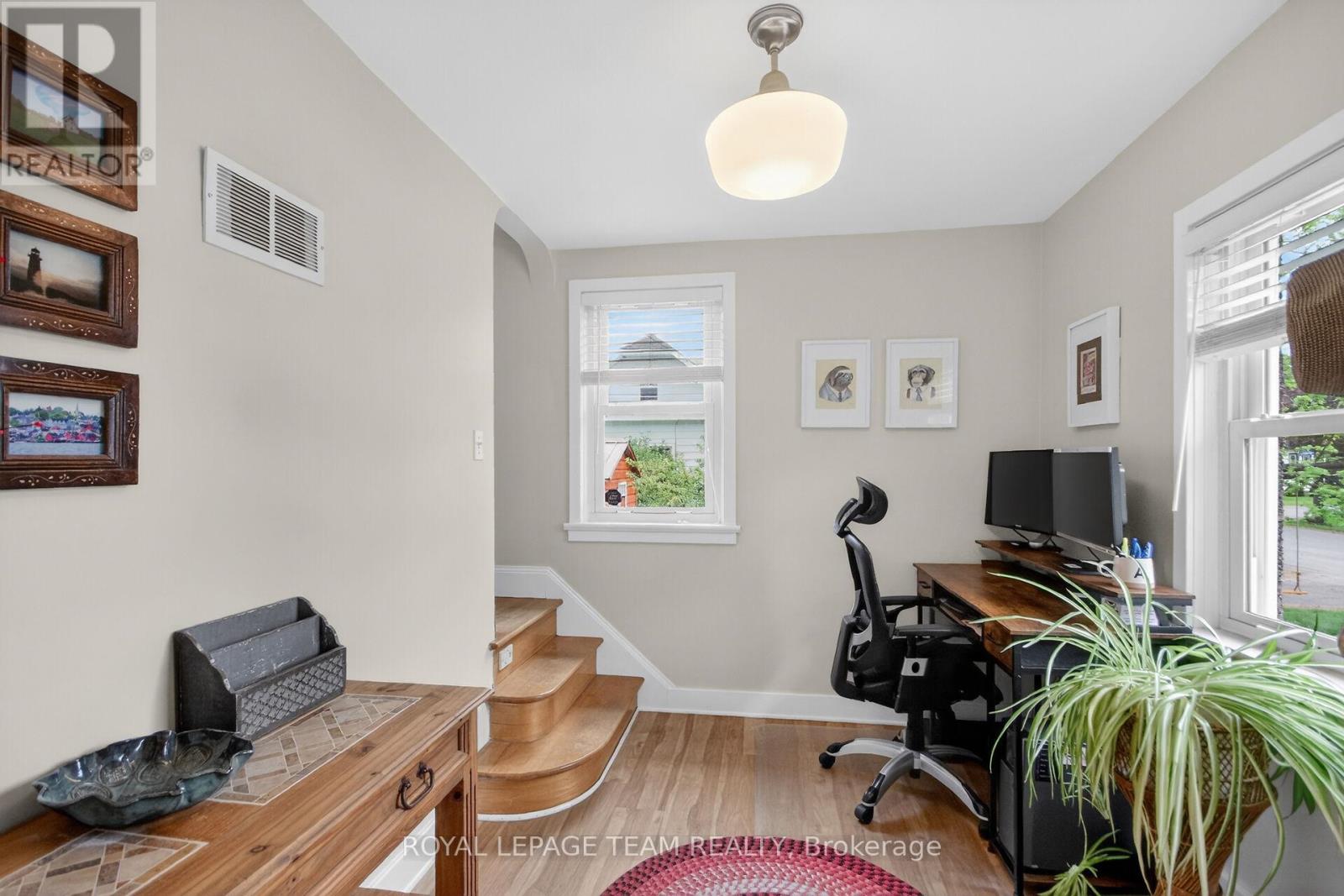 94 STRACHAN STREET - 19