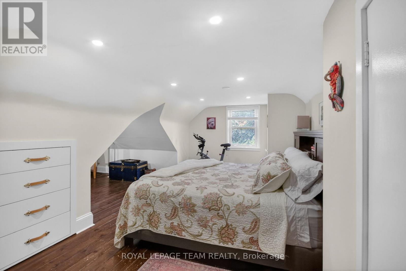 94 STRACHAN STREET - 21