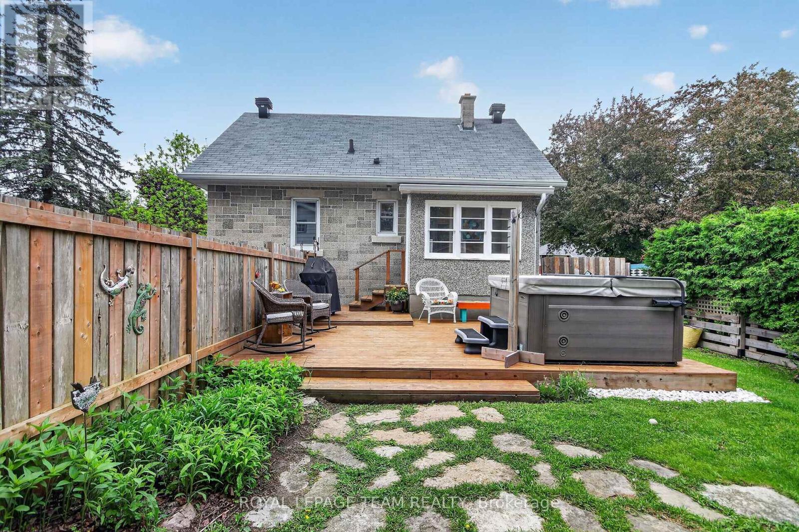 94 STRACHAN STREET - 27