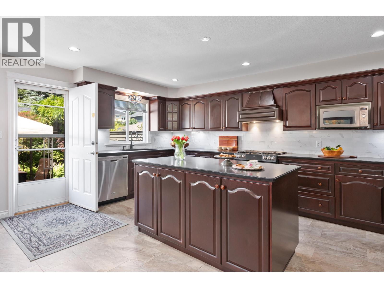 326 E 12TH STREET, North Vancouver