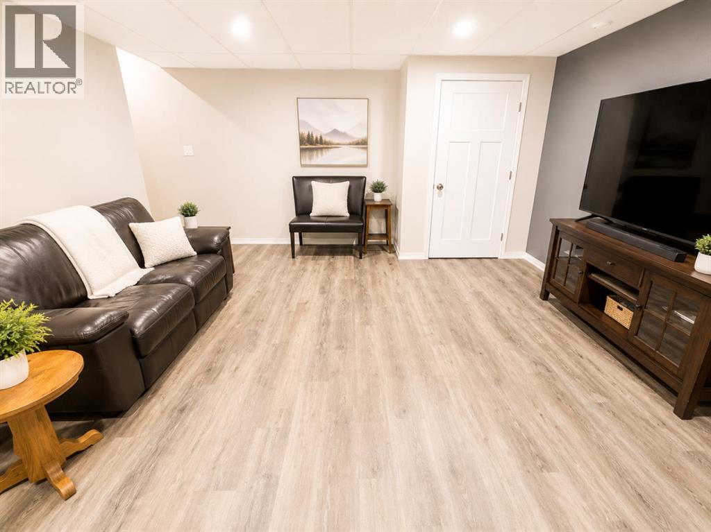 183 Lynx Road N - 19