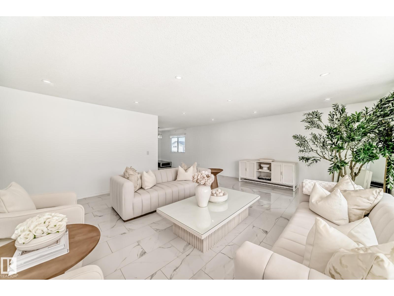 9815 159 AV NW - 11