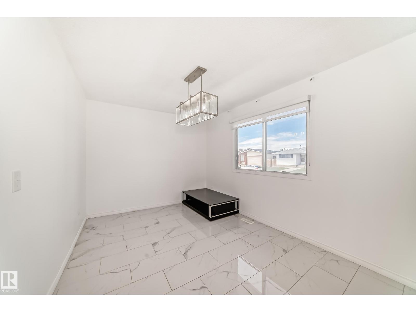 9815 159 AV NW - 35