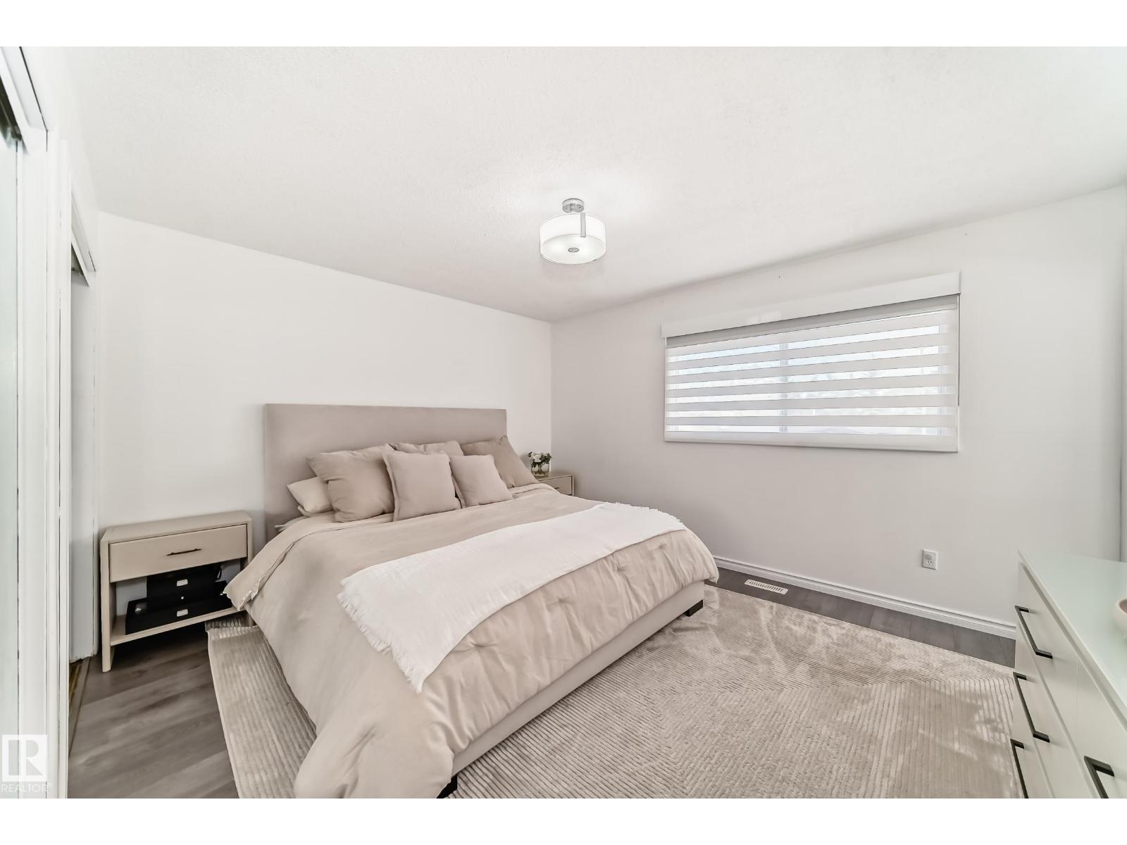 9815 159 AV NW - 48