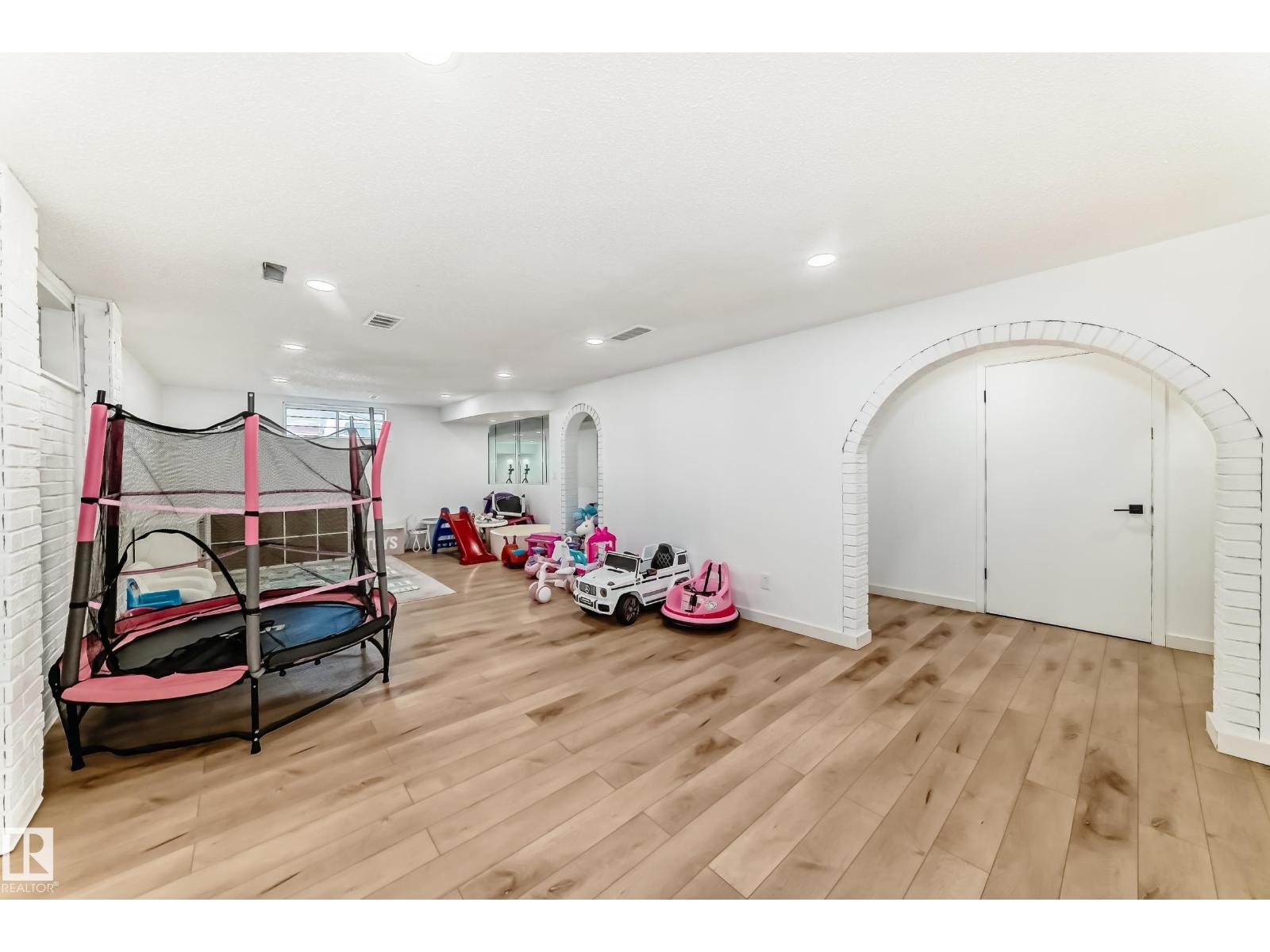 9815 159 AV NW - 60