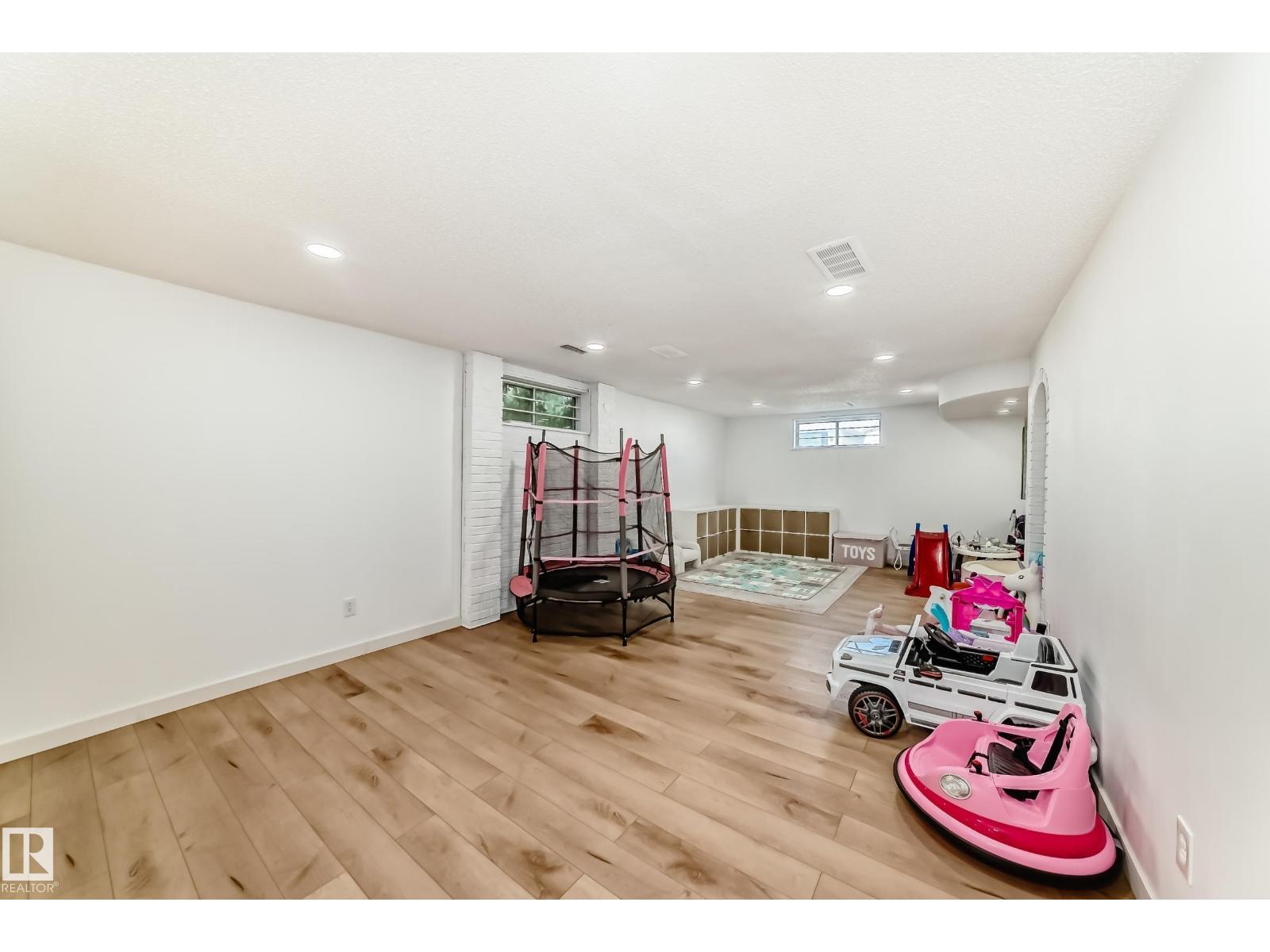 9815 159 AV NW - 61
