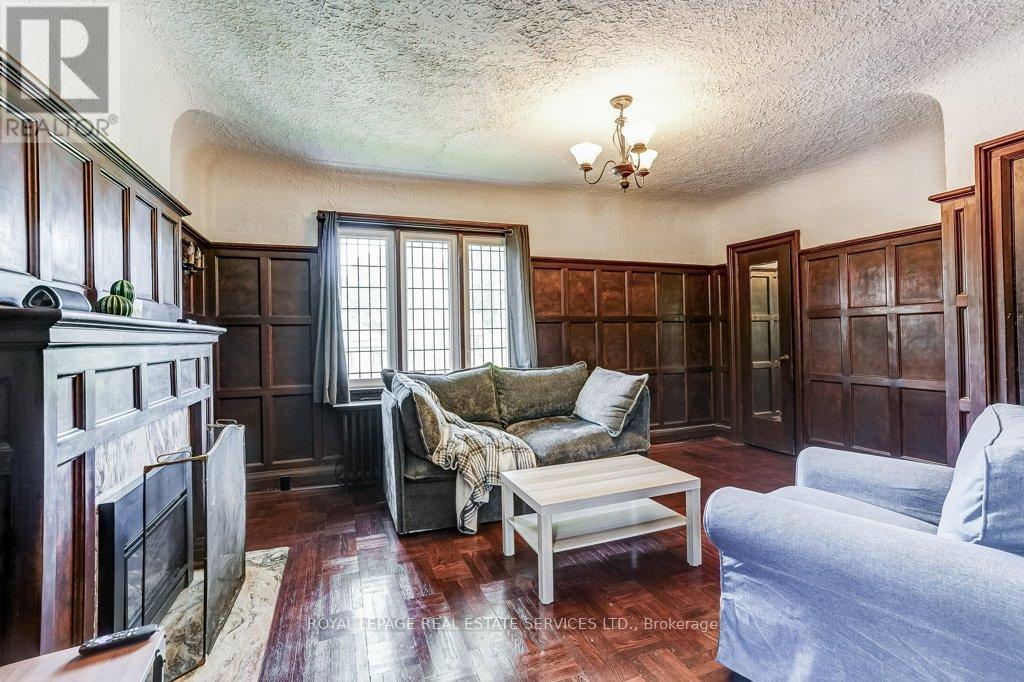 2 LARKIN AVENUE - 25