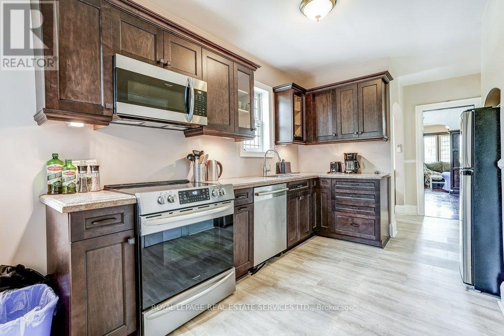 2 LARKIN AVENUE - 31