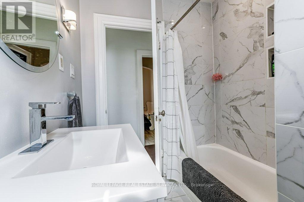 2 LARKIN AVENUE - 35