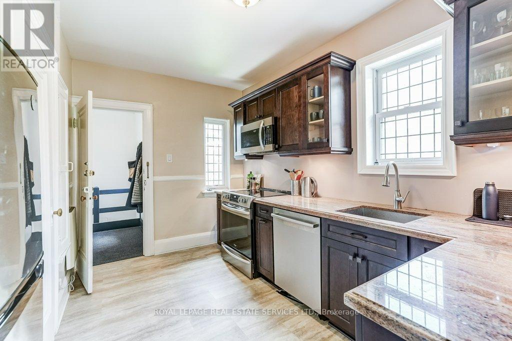 2 LARKIN AVENUE - 32
