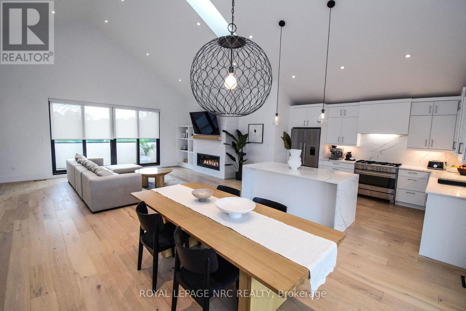 82 IVY CRESCENT - 17