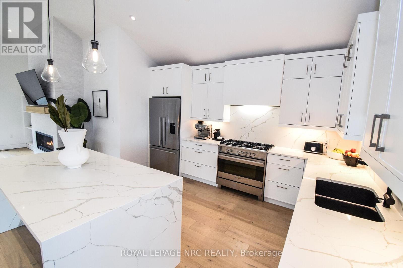 82 IVY CRESCENT - 20