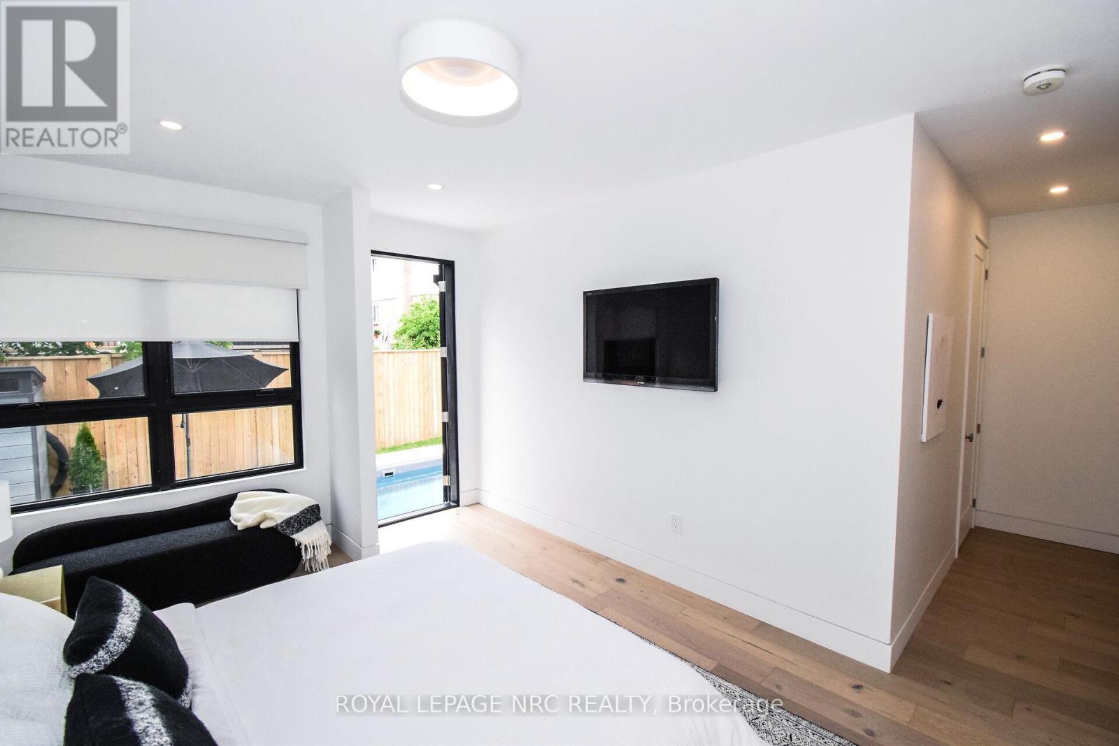 82 IVY CRESCENT - 22
