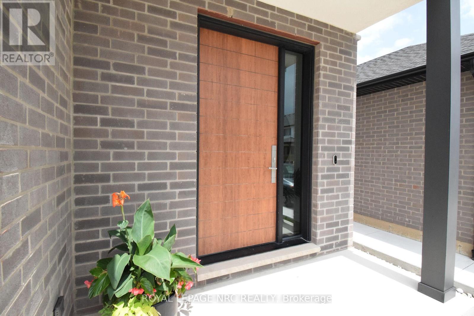 82 IVY CRESCENT - 3