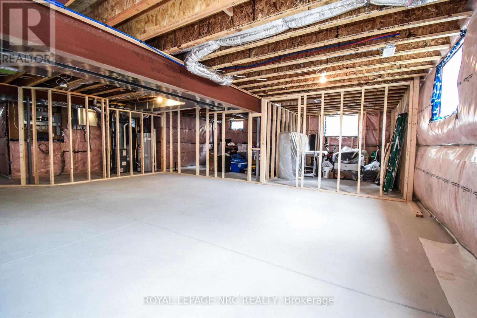 82 IVY CRESCENT - 35
