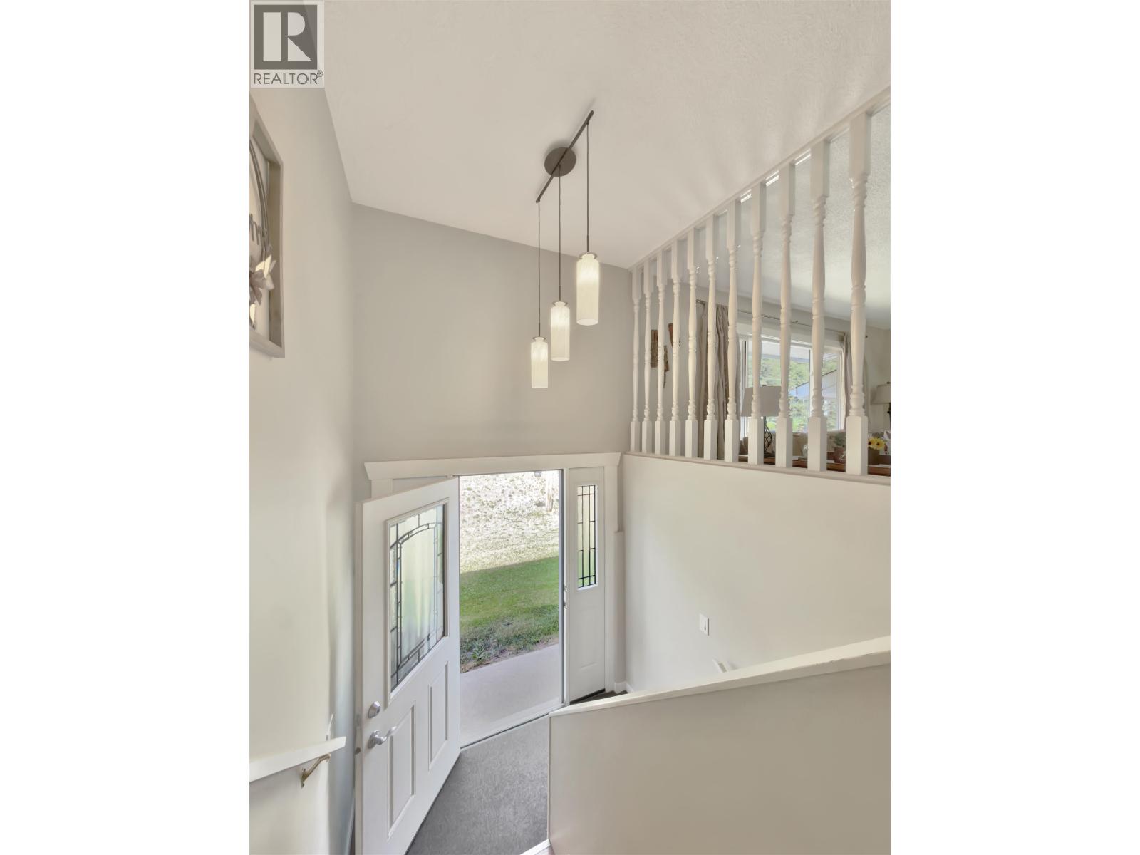 2055 COMMODORE CRESCENT - 5